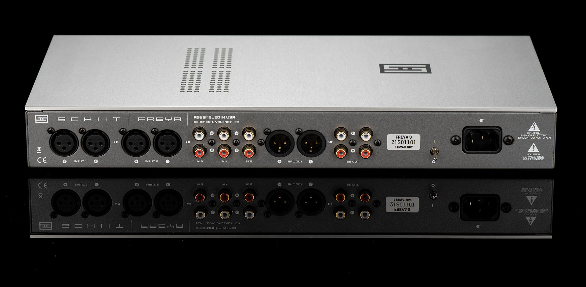 Behringer A800 (2x400W o 1x800W in classe D) - Pagina 12 Freya%20s%20back%201920